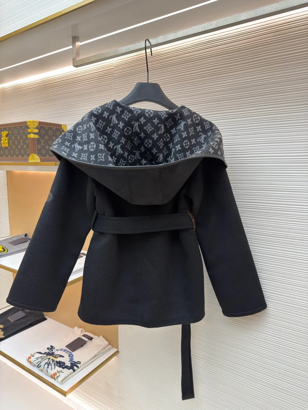 LOUIS VUITTON Wool lace-up hooded coat (short style) ●Original version: purchased and developed by 36659 ●Item number: 1682298-I45 ●Fabric: wool fabric ●Technology: jacquard production ●Color: black ●Type: loose version ●Weight: about 1280 grams ●Size: 34-36-38-40 ●Description: This presbyopic wool coat is made of double-sided blended wool fabric imported from Italy. The main part is made of high-density matte black wool, which has been pre-shrunk and steam-set to ensure that the fabric is stiff and not easily deformed. The large lapel and belt areas use jacquard weaving technology to present the classic presbyopic pattern as a three-dimensional texture. The pattern is digitally positioned and plated to ensure that the texture is symmetrical and clear. The body of the garment is unlined and double-sided sewn to reduce the weight of the garment while improving skin-friendliness. The cuffs and hem are hand-stitched to reveal exquisite details. The waist is customized with a wide belt of the same fabric, with an adjustable buckle design with invisible stitching, allowing the silhouette to be freely adjusted; the neckline adopts a double-layer composite structure, combined with the fixation process of hand-made arch stitches, to make the large lapels more three-dimensional. Every splicing follows the precision sewing standard of 1cm/8 stitches, perfectly integrating craftsmanship and design aesthetics. The overall wiring is straight and delicate, the fabric is comfortable and soft, and the color is consistent without color difference. It can be matched with the same style to create a fashionable look and control various occasions. Customized accessories, complete with three standards, same style for men and women!